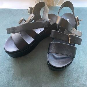 NWT platform soda sandals 7